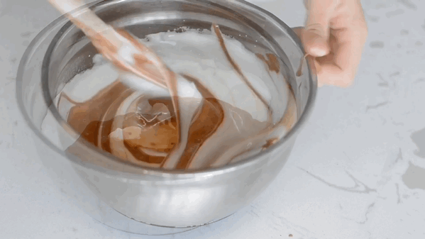#美食视频挑战赛#巧克力脆皮梦龙蛋糕卷的做法图解4
