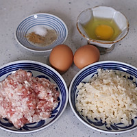红烧肉丸子炖蛋的做法图解1