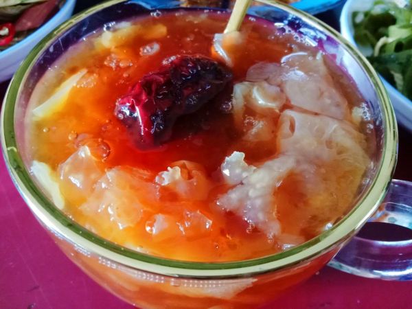 雪燕皂米桃胶银耳汤