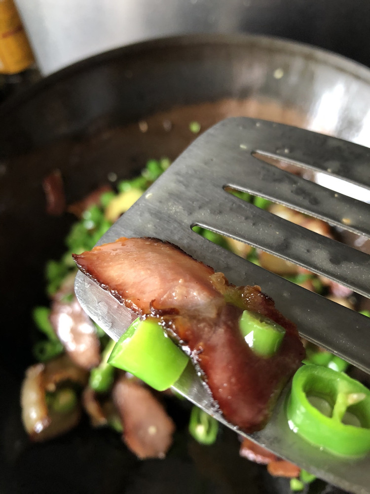 尖椒炒腊肉的做法