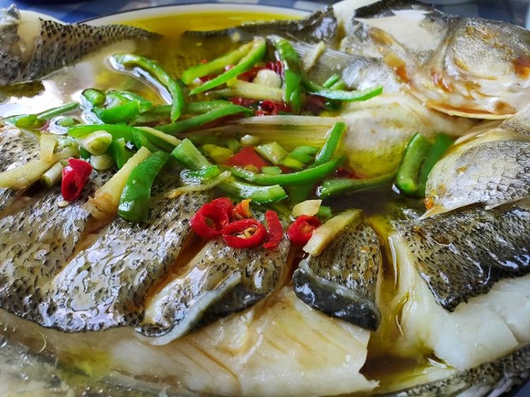 清蒸鲈鱼，超级简单的华丽大餐的做法