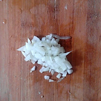 鱼丸洋葱炒饭的做法图解1