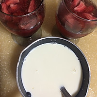 草莓牛奶双色布丁的做法图解3