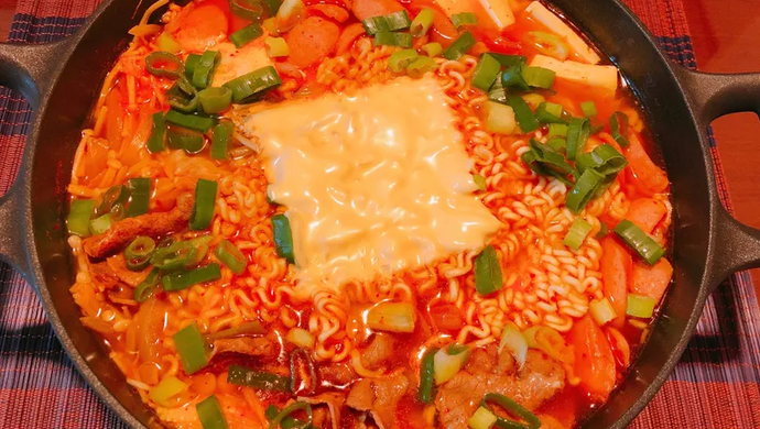 香辣入味的韩式部队火锅