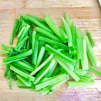 芹菜炒粉条的做法图解1