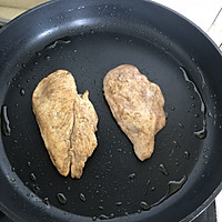 香煎鸡胸肉营养低脂减肥餐的做法图解3