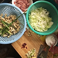 白菜百叶结炖肉的做法图解1