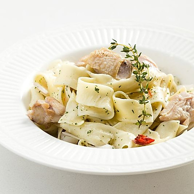 香草煎鸡腿肉蛋宽面