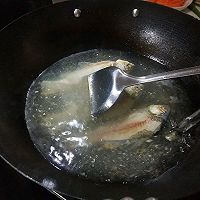 萝卜鲫鱼汤的做法图解2