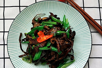 腊肉干煸茶树菇