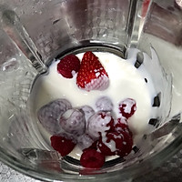 #百变水果花样吃#草莓树莓奶昔的做法图解3