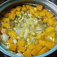  袪湿补气--玉米南瓜百合甜汤的做法图解5