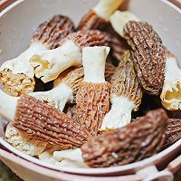 《时令菜》补脾阳 转气血 食春·鲜羊肚菌炖鸡汤的做法图解1