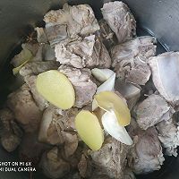 土豆芸豆炖排骨的做法图解1