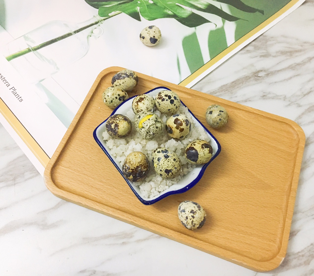 Baked quail eggs in salt