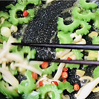 #巨下饭的家常菜#    苦瓜正当季，做个白玉菇炒苦瓜吧的做法图解11