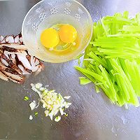 #冬季滋补花样吃法#鸡蛋莴笋香菇的做法图解2