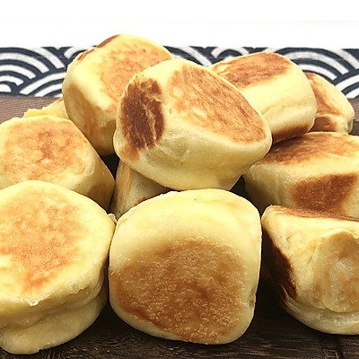 香煎小面包，外皮金黄酥脆、内里松软香甜 ，免烤箱超简单。