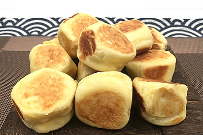 香煎小面包，外皮金黄酥脆、内里松软香甜 ，免烤箱超简单。