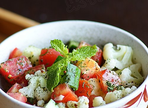 开胃消暑：番茄黄瓜色拉的做法