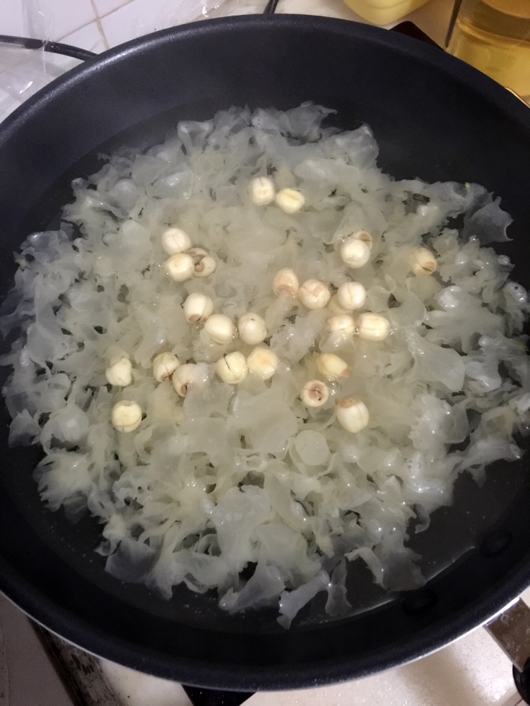 银耳莲子枸杞羹的做法图解3
