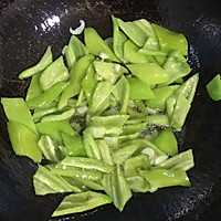 青椒炒火腿肠的做法图解4