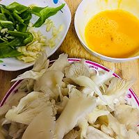 #天猫美味妙妙屋#营养又美味平菇青椒炒鸡蛋的做法图解1