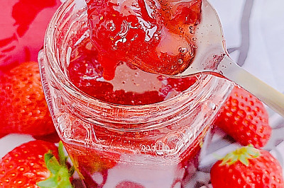 宝石般晶莹剔透的草莓果酱