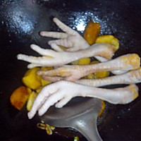 土豆胡萝卜炖鸡爪的做法图解7