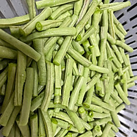 豇豆肉丝的做法图解1