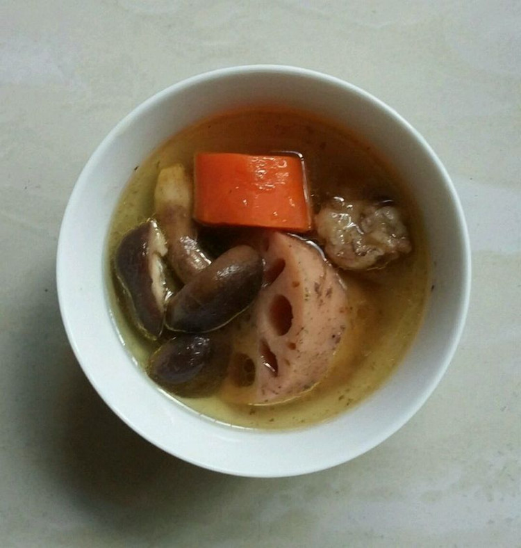 藕香菇胡萝卜牛骨头汤的做法