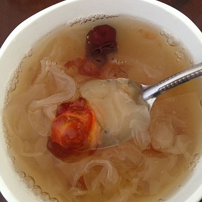 桃胶皂米银耳羹