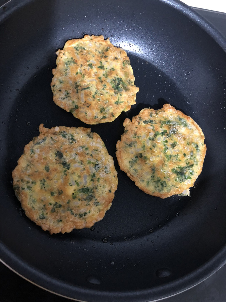 懒人餐：苋菜米饭鸡蛋饼的做法