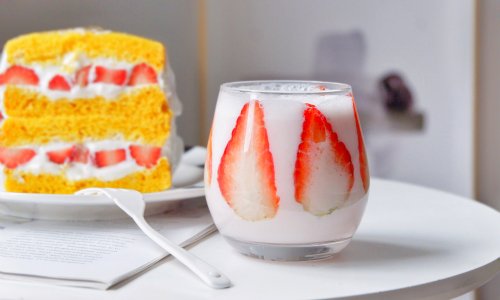 草莓酸奶#做道好菜，自我宠爱！#的做法