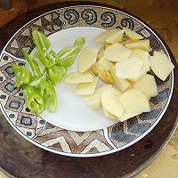 土豆青椒炖翅根的做法图解3