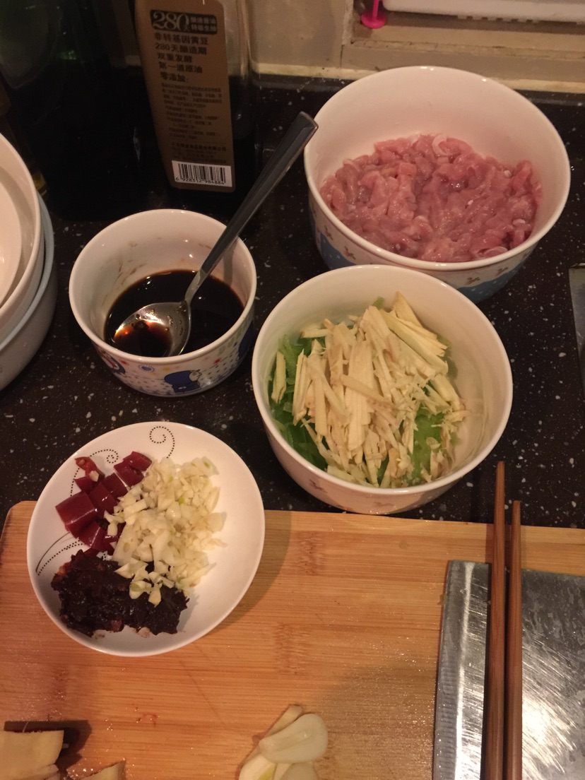 家常鱼香肉丝的做法图解1