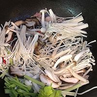 肉片炒菌菇的做法图解2