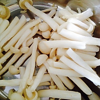 海鲜菇滑蛋的做法图解1
