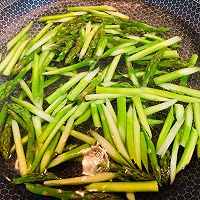 腊肠炒芦笋的做法图解4