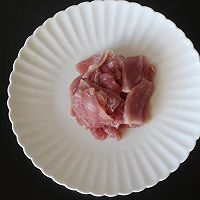 野生小黄蘑炒肉片（内蒙古野生小黄蘑菇配嫩芹菜）的做法图解4