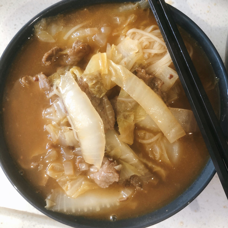 洋葱白菜肉片面的做法