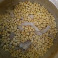 黄豆鸡脚汤的做法图解4