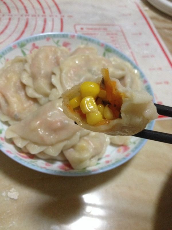 鸡肉饺子和素菜玉米饺子