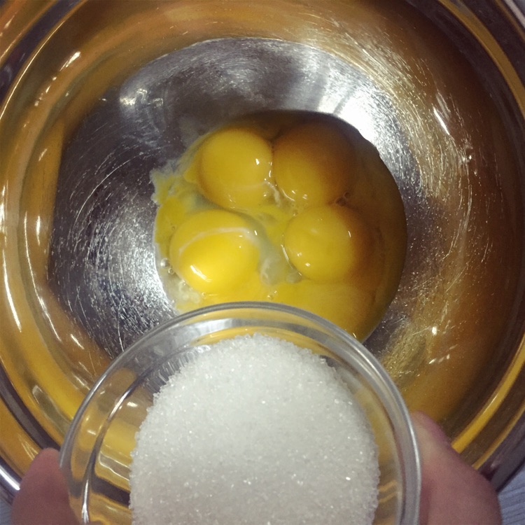 草莓奶油蛋糕卷的做法图解2