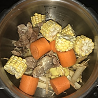 竹蔗茅根猪骨汤的做法图解4