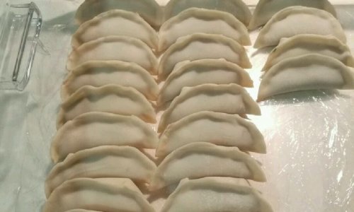 松子玉米虾仁白菜荸荠蘑菇水饺的做法