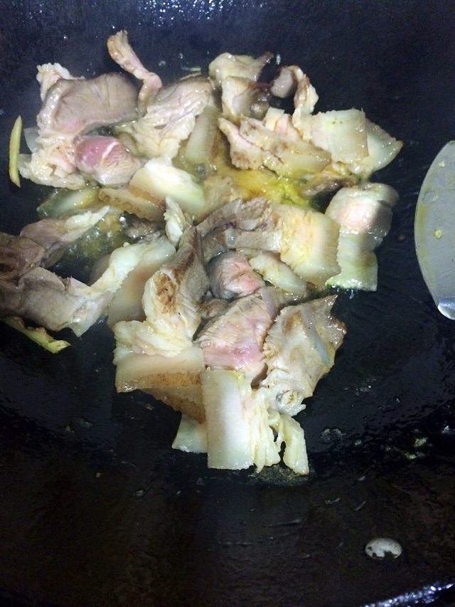 盐菜凹锅肉的做法图解2