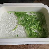 芹菜拌花生米的做法图解6