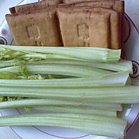 素炒香干芹菜的做法图解1