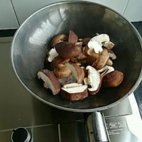 香菇炒肉块的做法图解4